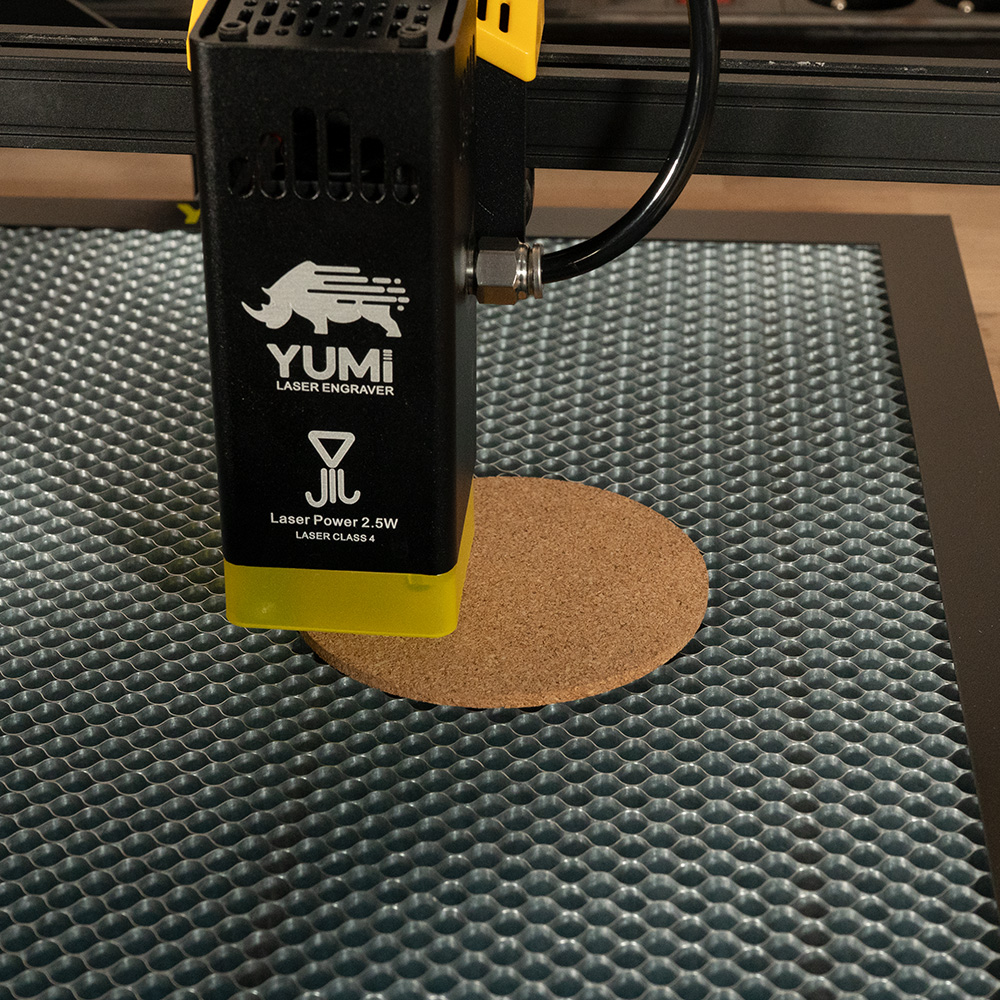 Laser head positioned at the corner of a cork disc on the honeycomb bed